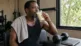 Whey protein e emagrecer: homem na academia com copo de bebida cremosa, halter e toalha